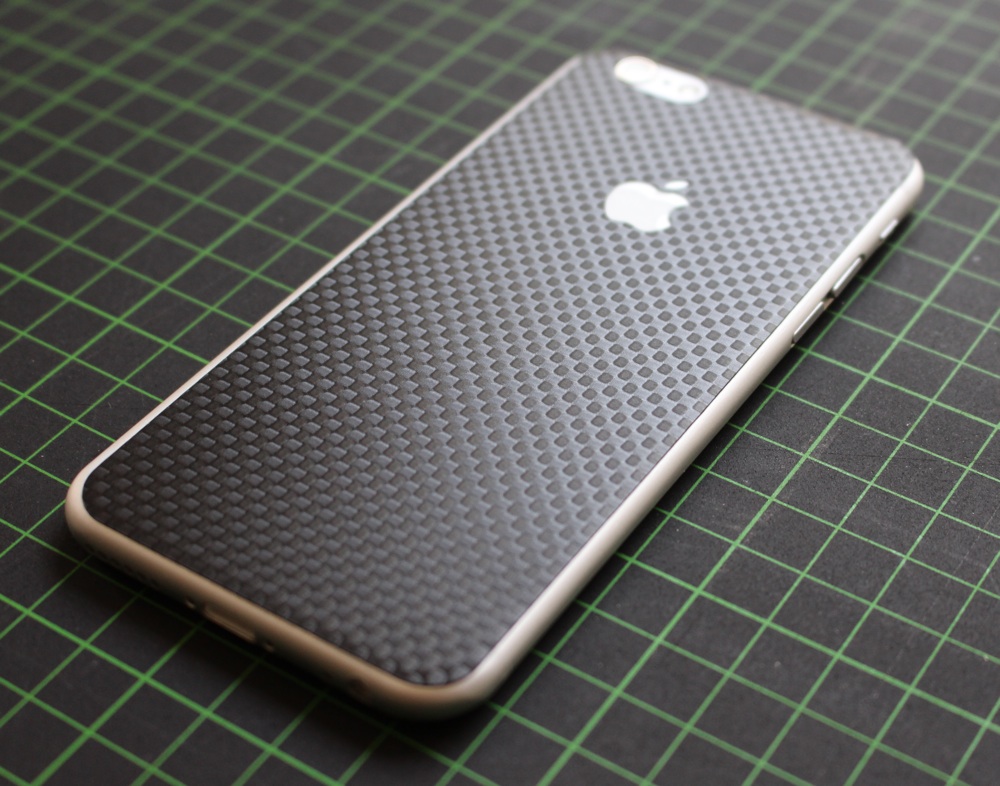iPhone 6 / 6S / 6 Plus / 6S Plus / 7 Aufkleber / Sticker / Skin. 3D Aufkleber für die Rückseite. - Carbon schwarz - Chessboard